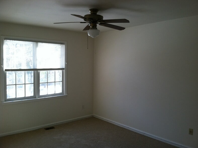 Building Photo - 406 Tinker Dr