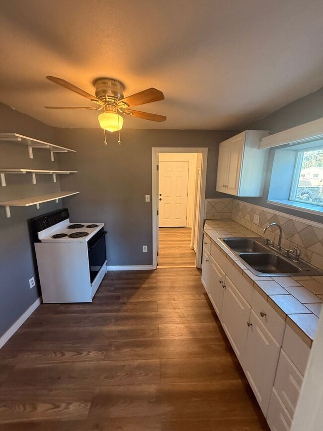 Building Photo - Cute 1 bedroom with a flex space in a grea...