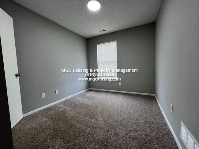 Building Photo - TIMBERS EAST TOWNHOME READY FOR YOUR JUNE MOVE IN!!