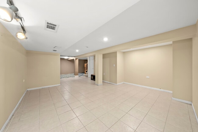 Building Photo - 7432 W Ainslie St