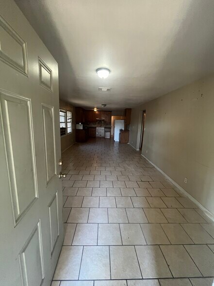 Building Photo - 8201 Bangle St