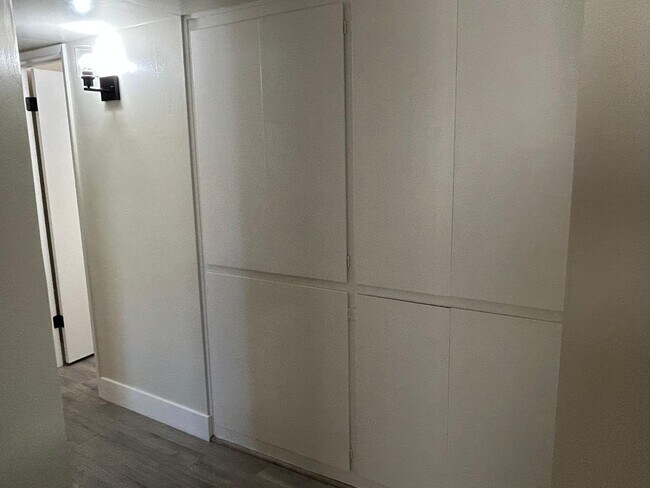 Building Photo - 726 E 3rd Ave