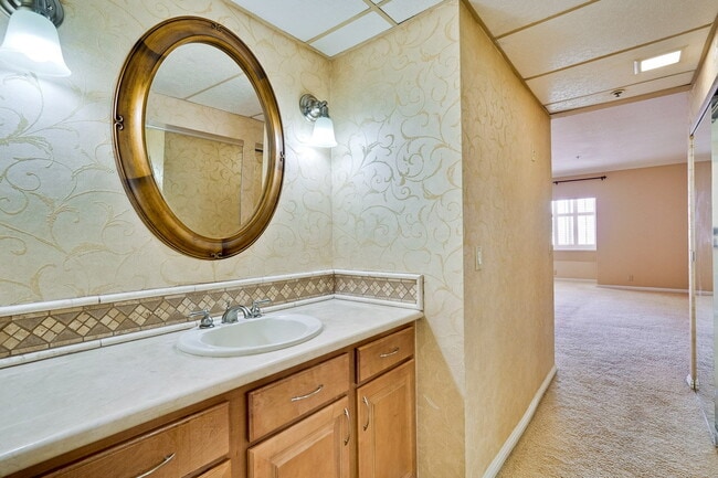 Building Photo - Large, Comfy 2BR, 2BA Condo with Convenient Location