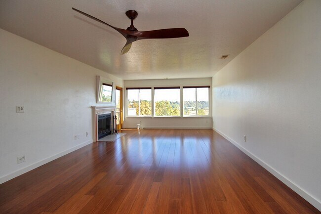 Building Photo - 7545 N Edgewater St