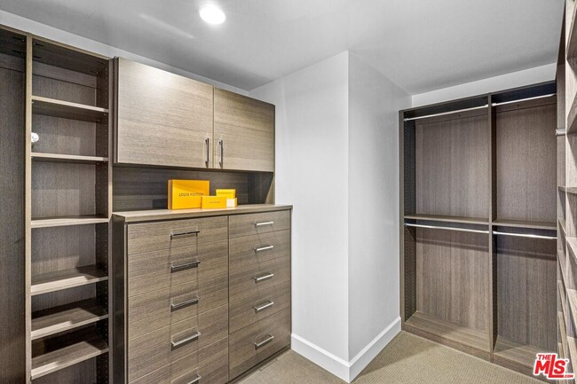 Building Photo - 900 W Olympic Blvd