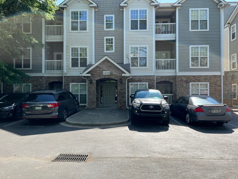 Building Entrance - 1256 Duncan Gardens Dr