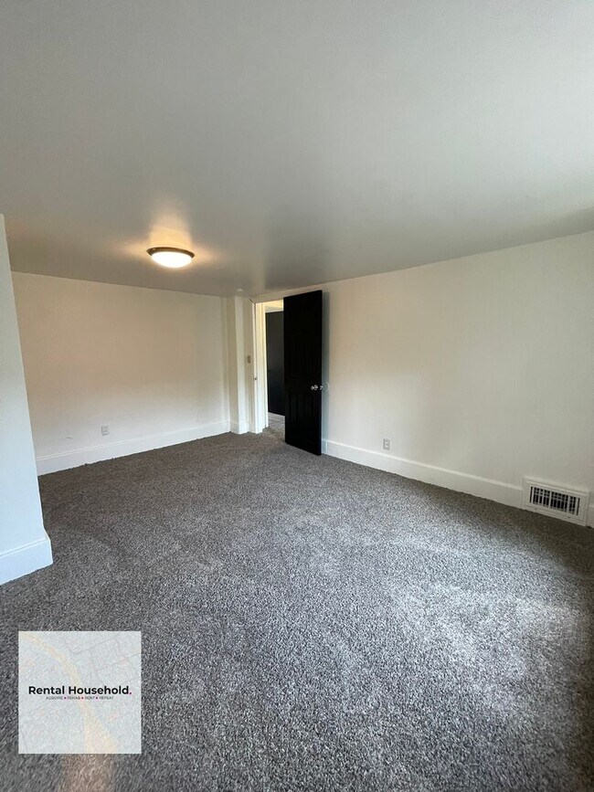 Building Photo - 24 E Alexis Ave
