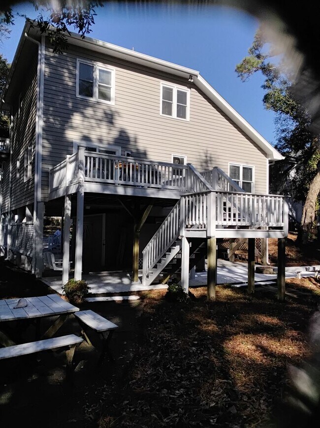 Building Photo - Beautiful remodeled home in Emerald Isle
