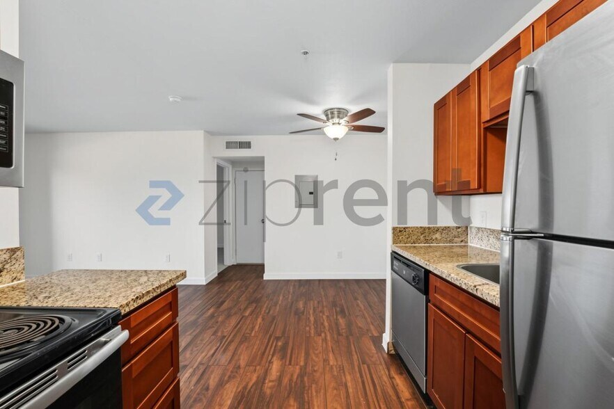 Building Photo - Unit B205