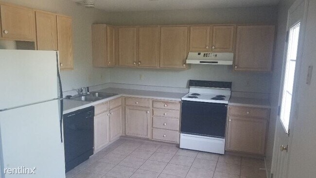 Building Photo - 3 br, 1.5 bath Townhome - 120 Albany Dr