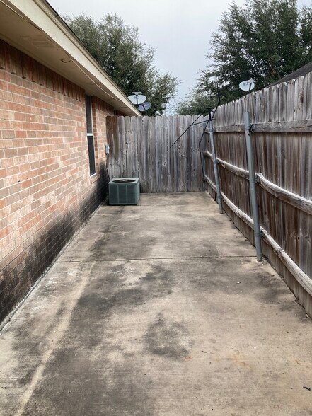 Building Photo - 2408 Moonlight Ln