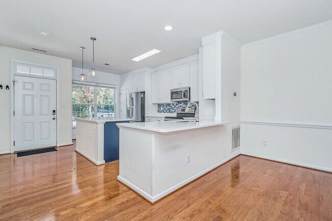 Building Photo - 985 Lambourne Ln