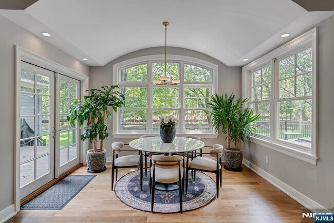 Building Photo - 4 Brookview Ct