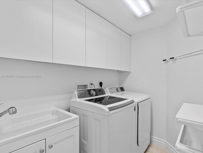 Building Photo - 3370 Hidden Bay Dr