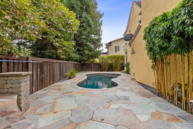 Building Photo - Spacious 3 Bedroom, 3 Bathroom Home with P...