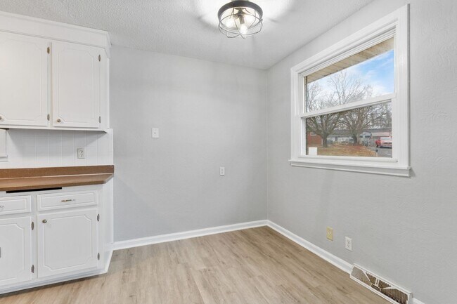 Building Photo - 3 Bedroom Pet Friendly Home For Rent!