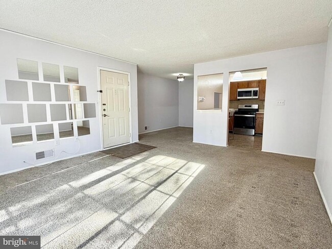 Building Photo - 82 Versailles Ct