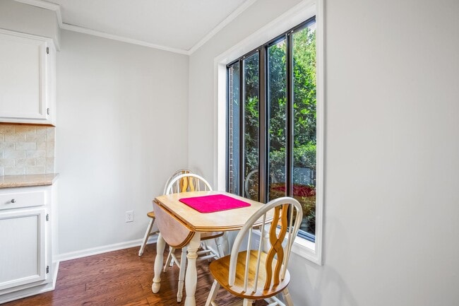 Building Photo - Great 2 Bedroom Available End Of July