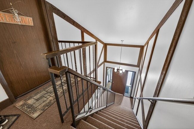 Building Photo - 1700 Lakecliffe Dr