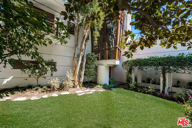 Building Photo - 3600 Mandeville Canyon Rd