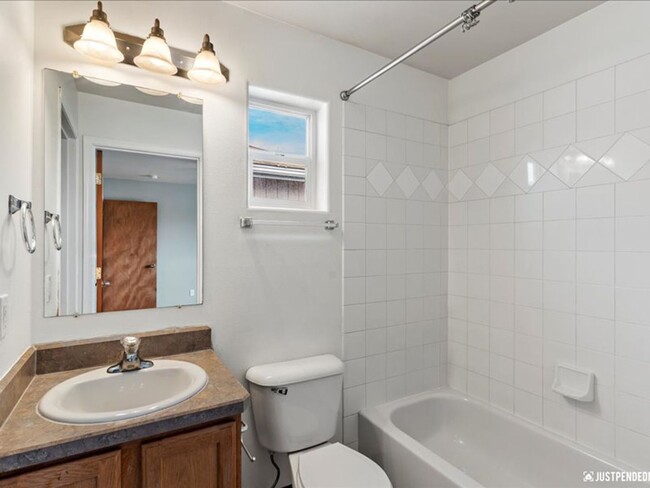 Building Photo - Spacious & Updated 3 Bedroom Duplex Near M...