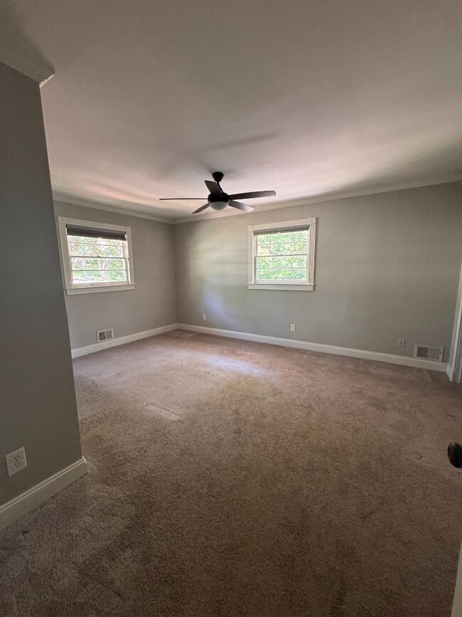 Building Photo - 2002 E Drew Valley Rd NE