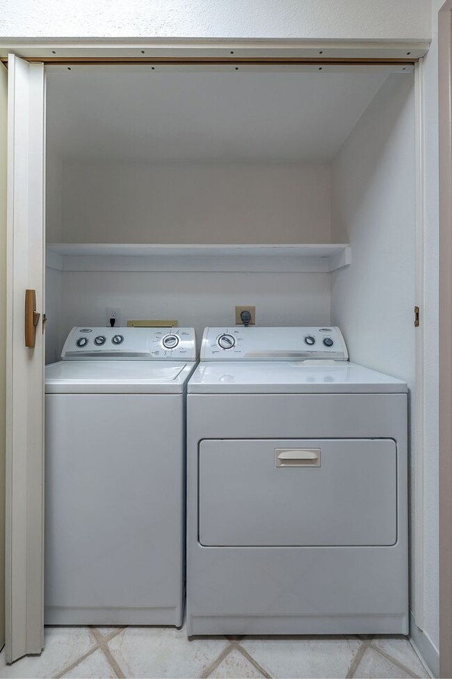 Building Photo - East-2 bedroom/ 2 bathroom townhome