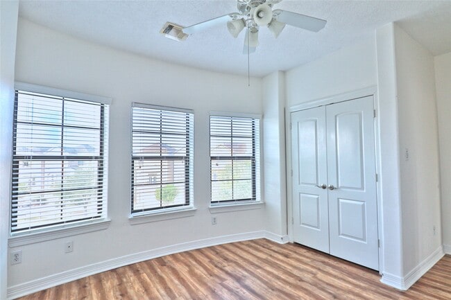 Building Photo - 3446 Clearview Villa Way