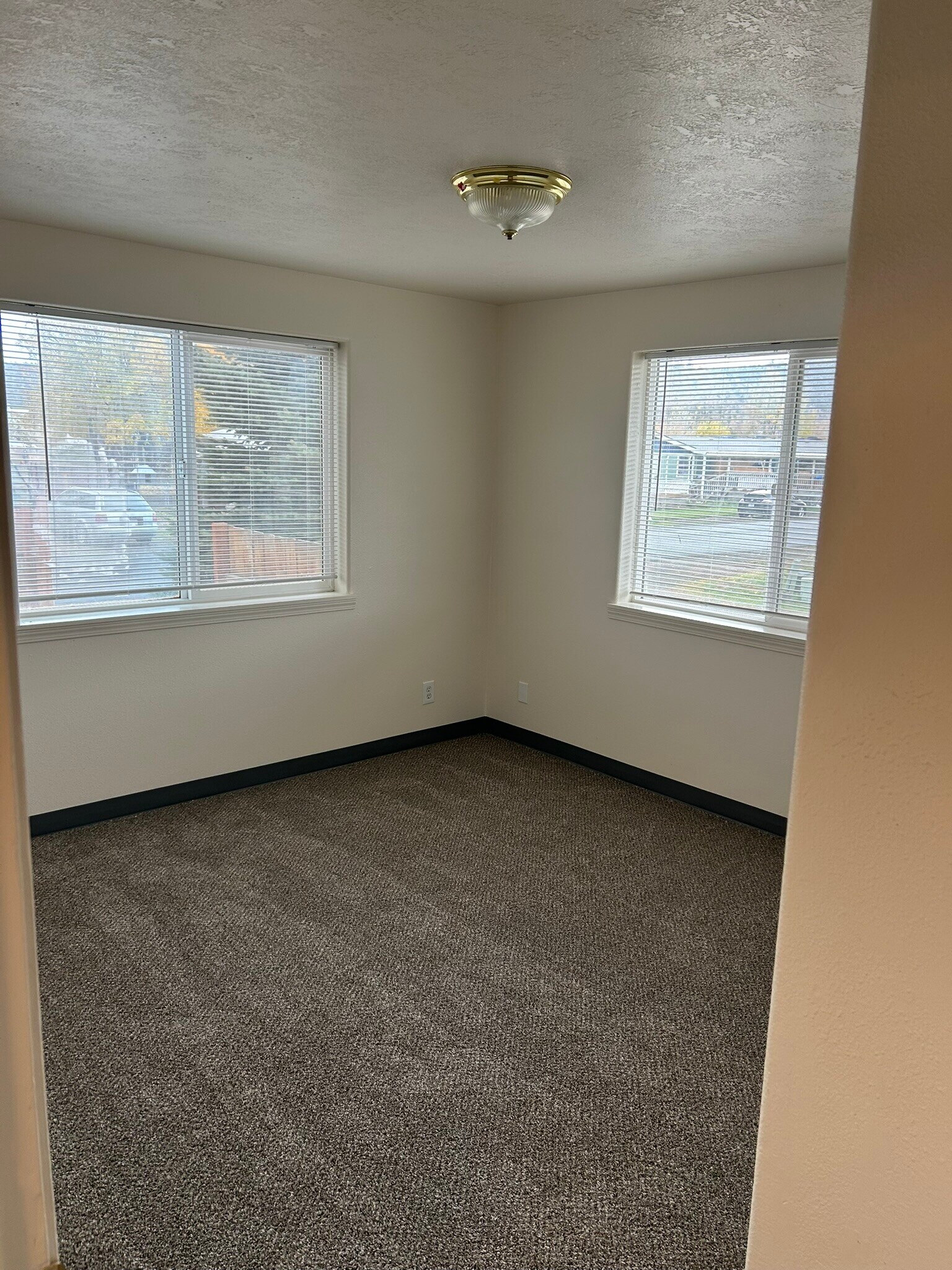 Building Photo - 933 NW Cains Rd