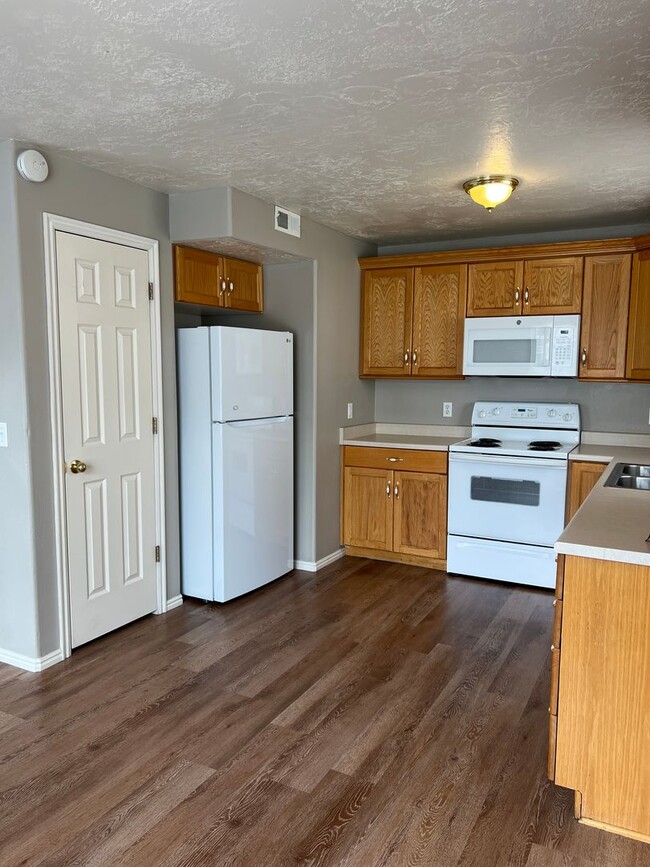 Building Photo - BEAUTIFUL 2 Bed 1 bath Continental condo w...