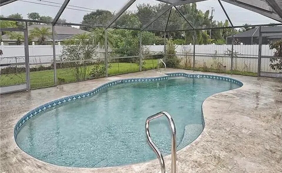 Building Photo - 313 SE 33rd St