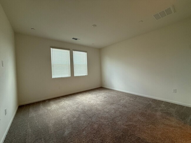 Building Photo - 3 bedroom, 2 bathroom home located in the vibrant community of Madera, CA