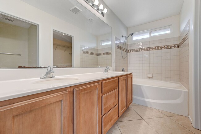 Building Photo - *MOUNTAINS EDGE 3 BED 2.5 BATH * COMMUNITY POOL, FITNESS CENTER, AND SPA *