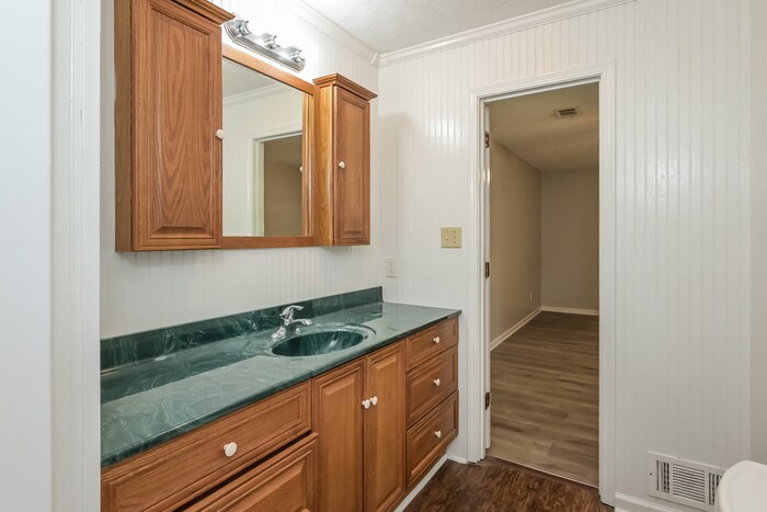 Building Photo - 2137 Hartridge Dr