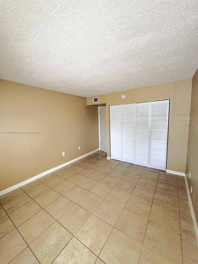 Building Photo - 711 N Pine Island Rd