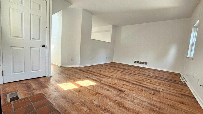 Building Photo - 117 Hamlet Dr