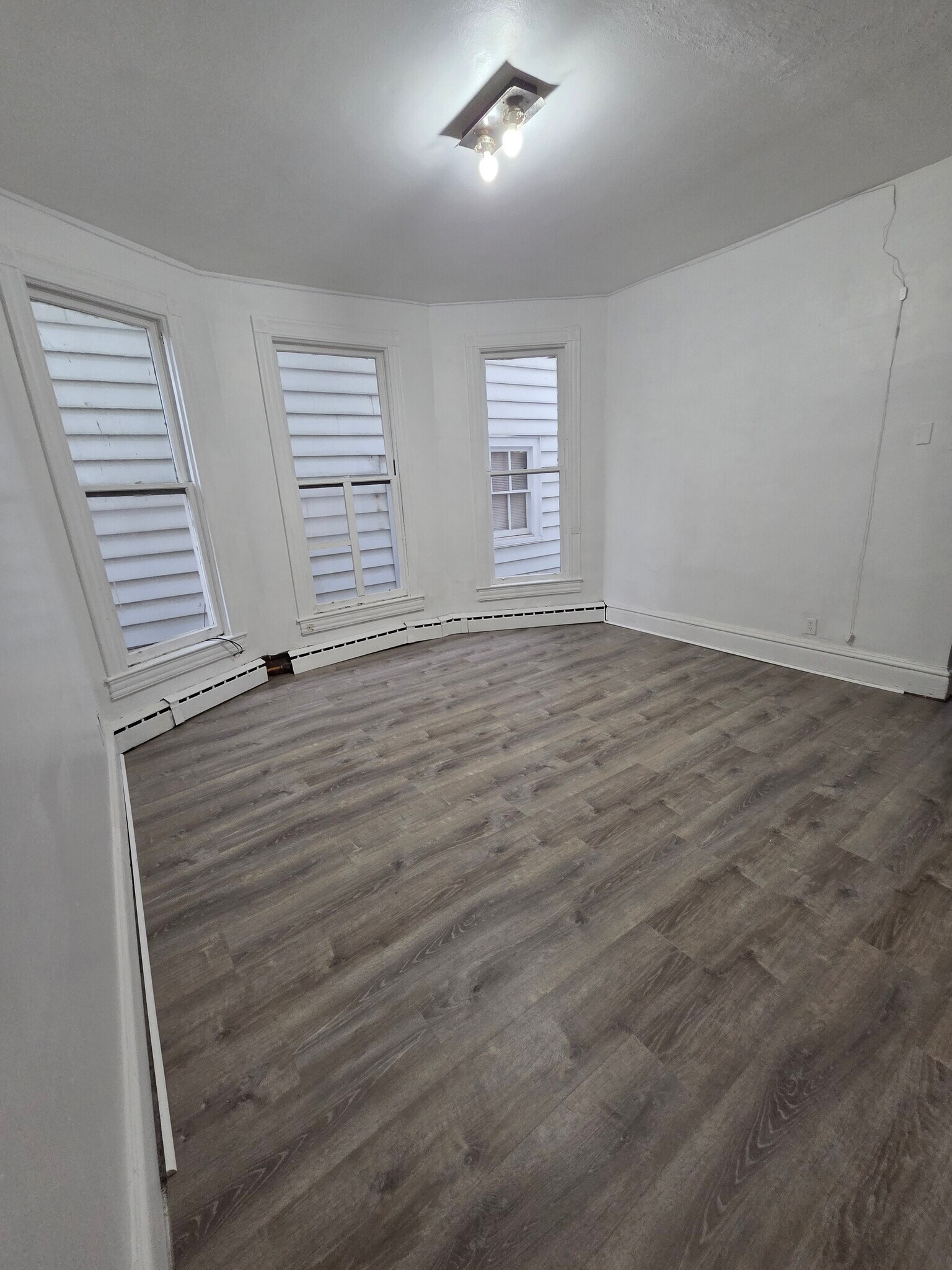 Building Photo - 365 S River St