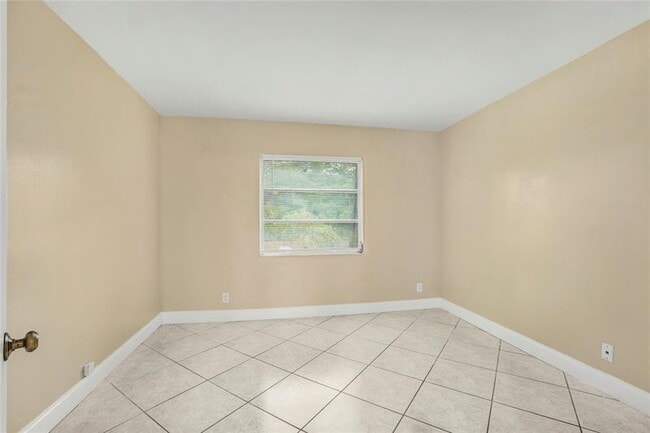 Building Photo - 6111 SW 42nd Ct
