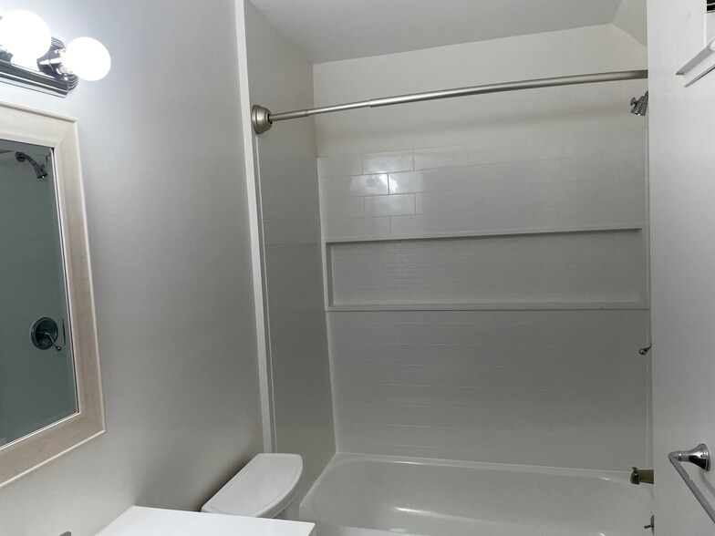 183A bath - 183 Washington St