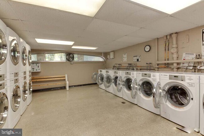 Building Photo - 922 24th St NW