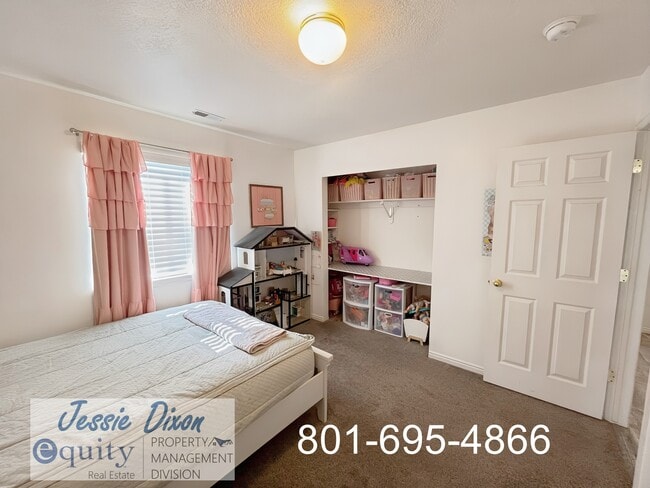 Building Photo - 1043 Sharp Mountain Dr