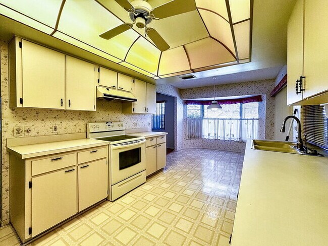 Building Photo - "Charming 2-Bedroom Oasis with 2 Full Bath...