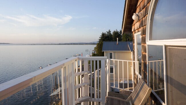 Building Photo - 19118 Soundview Dr NW