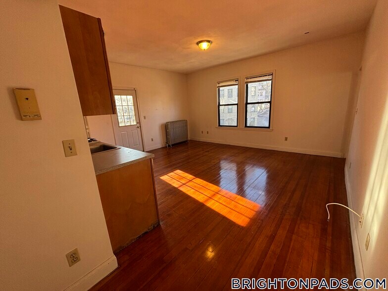 Building Photo - 163 Strathmore Rd