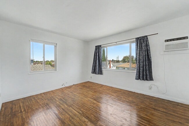 Building Photo - 806 H St