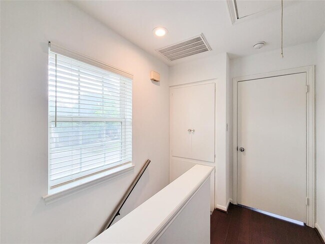 Building Photo - 6350 Chevy Chase Dr