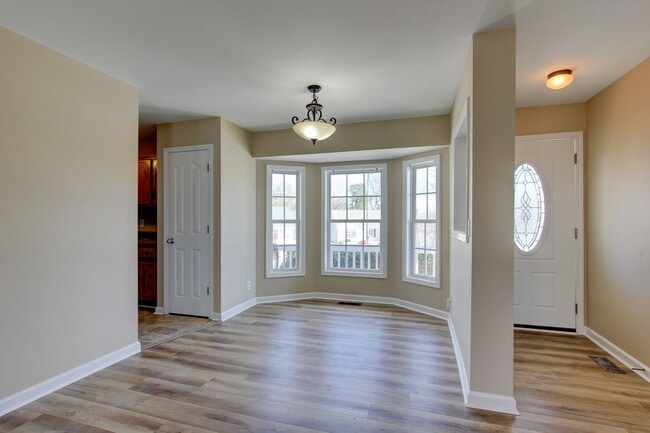 Building Photo - Cozy 3 bd 2 bath in the heart of Clarksville.  Fresh paint and Flooring!