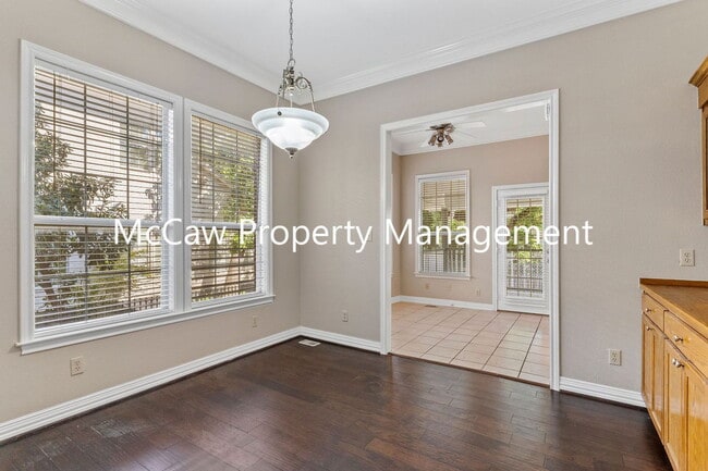 Building Photo - 302 W Spring St