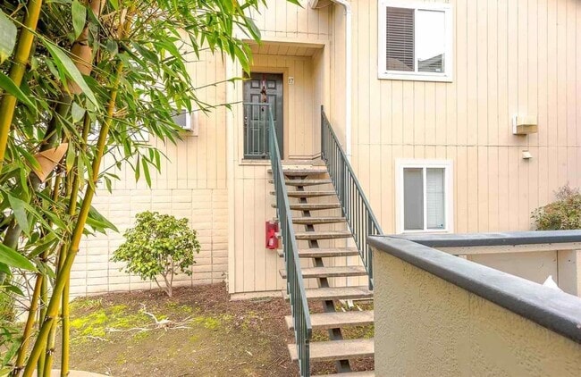 Building Photo - Utilities Paid! Modern Loft-Style Condo wi...