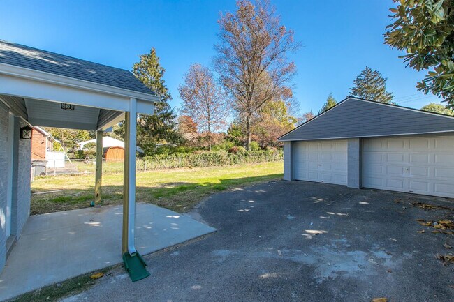 Building Photo - 564 Claymont Dr
